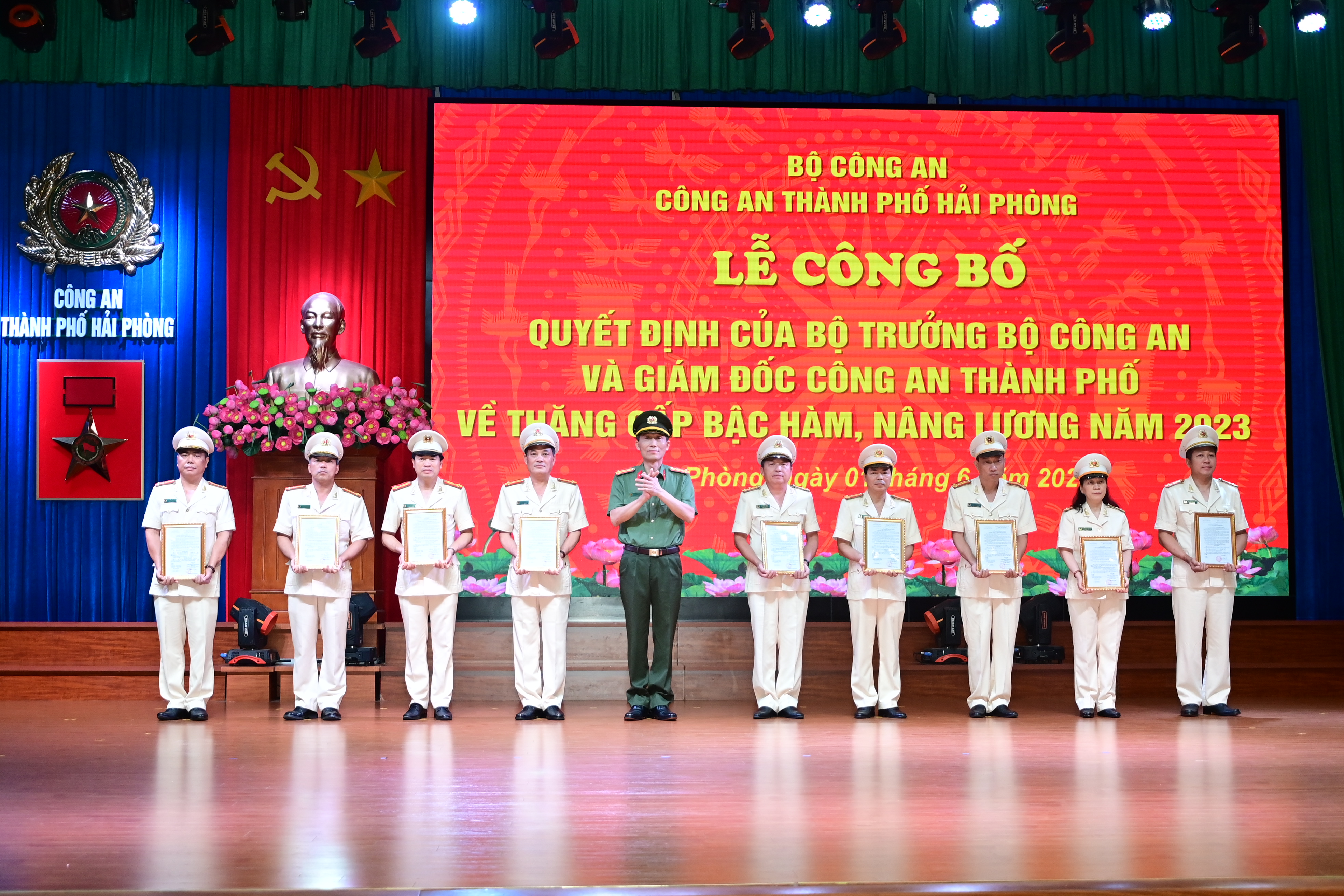 Công an thành phố công bố các quyết định của Bộ trưởng Bộ Công an và Giám đốc CATP về thăng cấp bậc hàm, nâng lương năm 2023 